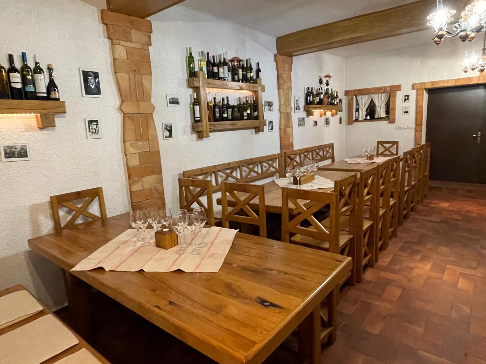 Kušaonica Vina Zaher sa stolovima i kolekcijom vina